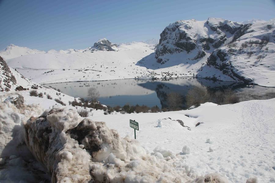 Sol y nieve en los Lagos de Covadonga