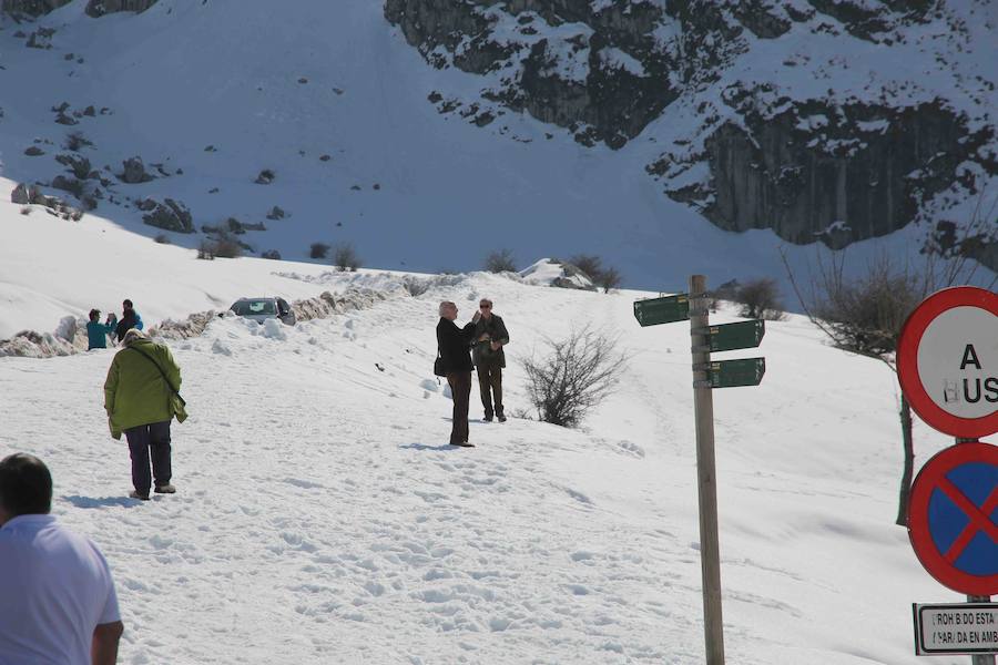 Sol y nieve en los Lagos de Covadonga