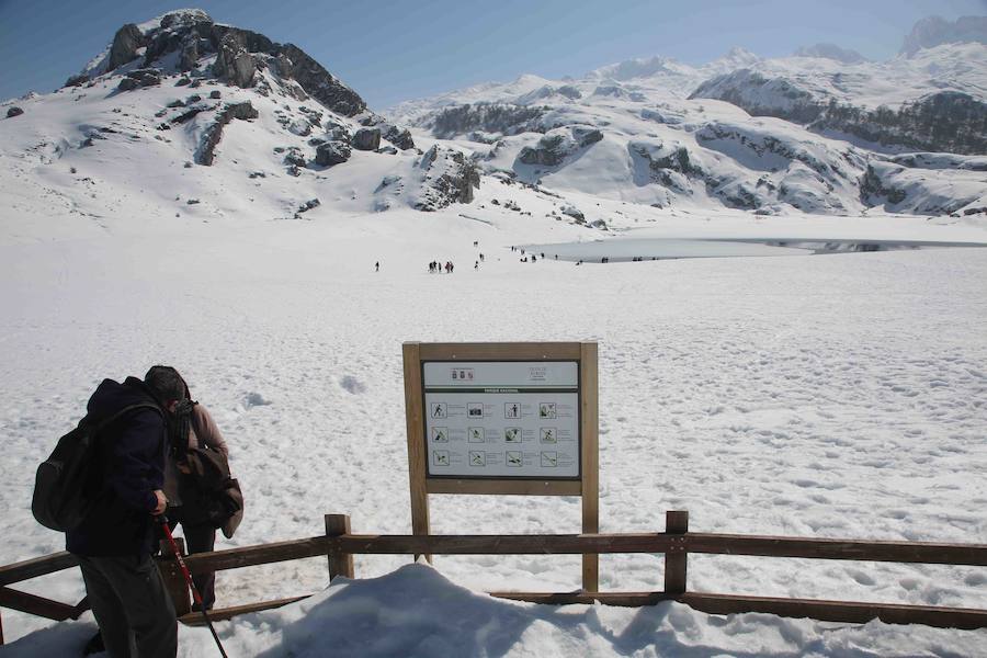 Sol y nieve en los Lagos de Covadonga