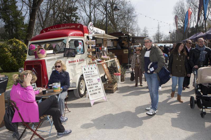 El certamen nacional de Food Trucks es una de las propuestas de Gijón para estos días festivos y se ha convertido en toda una atracción para vecinos y visitantes, que han llenado el parque de Isabel La Católica.