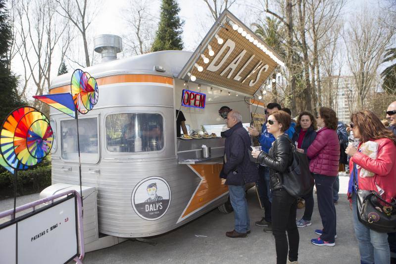 El certamen nacional de Food Trucks es una de las propuestas de Gijón para estos días festivos y se ha convertido en toda una atracción para vecinos y visitantes, que han llenado el parque de Isabel La Católica.