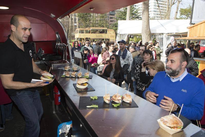 El certamen nacional de Food Trucks es una de las propuestas de Gijón para estos días festivos y se ha convertido en toda una atracción para vecinos y visitantes, que han llenado el parque de Isabel La Católica.