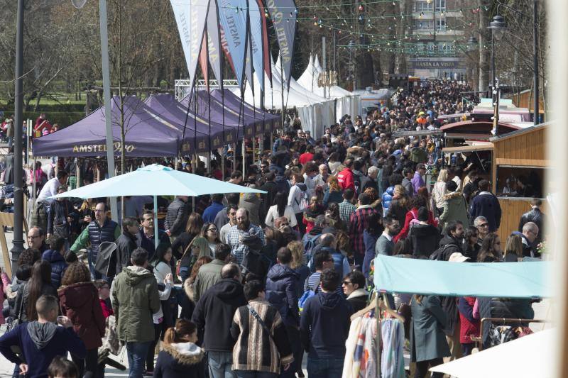 El certamen nacional de Food Trucks es una de las propuestas de Gijón para estos días festivos y se ha convertido en toda una atracción para vecinos y visitantes, que han llenado el parque de Isabel La Católica.