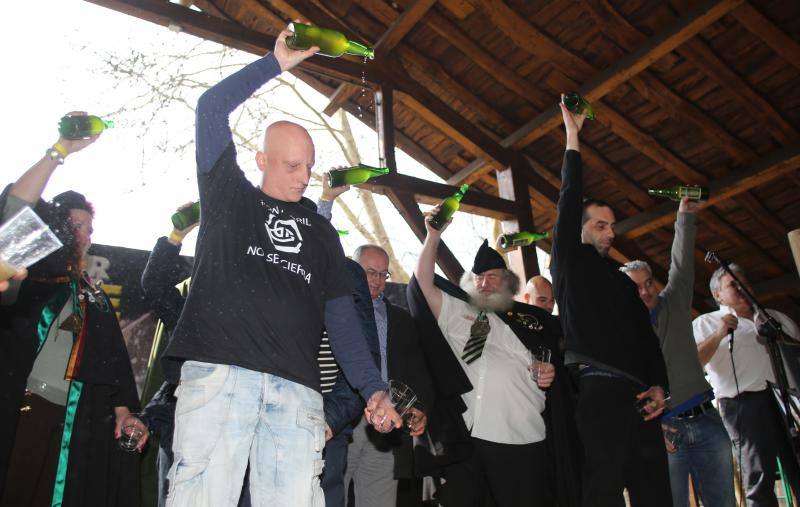 El Museo del Pueblo de Asturias acoge hasta el domingo la séptima edición de la Primera Sidra del Año. El buen tiempo ha animado la espicha, que ya es toda una cita ineludible para los gijoneses.