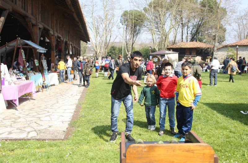 El Museo del Pueblo de Asturias acoge hasta el domingo la séptima edición de la Primera Sidra del Año. El buen tiempo ha animado la espicha, que ya es toda una cita ineludible para los gijoneses.