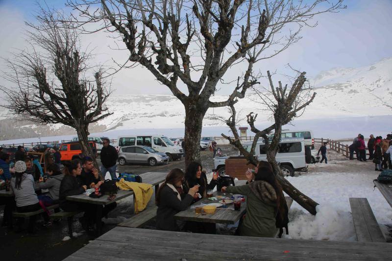 Cientos de personas han aprovechado el plan especial de transporte para disfrutar de los lagos de Covadonga, cubiertos por la nieve.