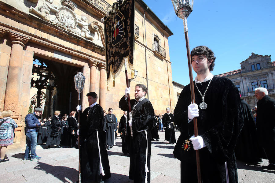 Centenares de personas siguen a Jesús Resucitado en Oviedo