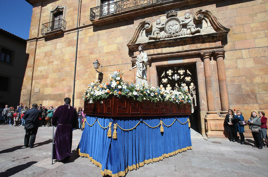 Centenares de personas siguen a Jesús Resucitado en Oviedo