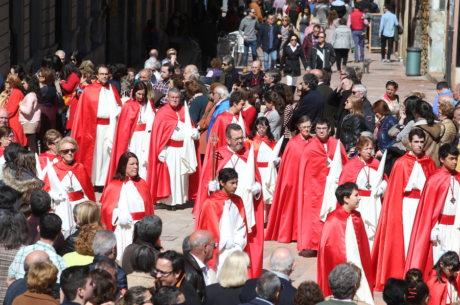 Centenares de personas siguen a Jesús Resucitado en Oviedo