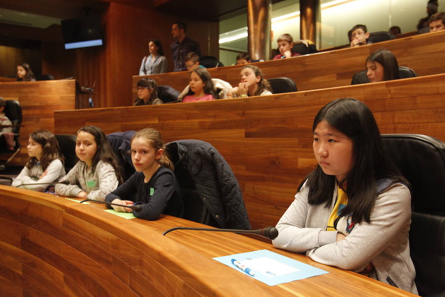 La Junta General del Principado abre sus puertas a los niños