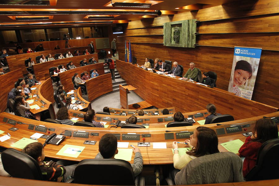 La Junta General del Principado abre sus puertas a los niños