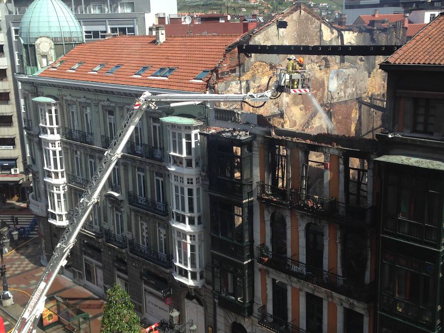 Continúan las tareas de enfriamiento tras el incendio de Oviedo