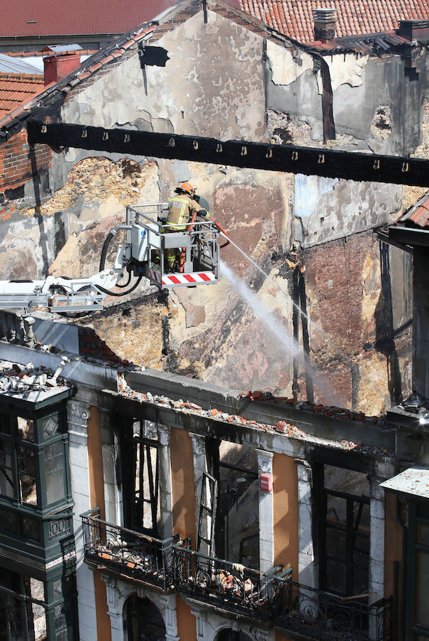 Continúan las tareas de enfriamiento tras el incendio de Oviedo