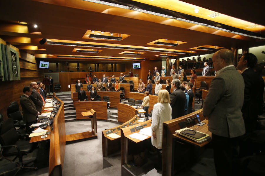 Minuto de silencio en la Junta General del Principado en memoría de Eloy Palacio.