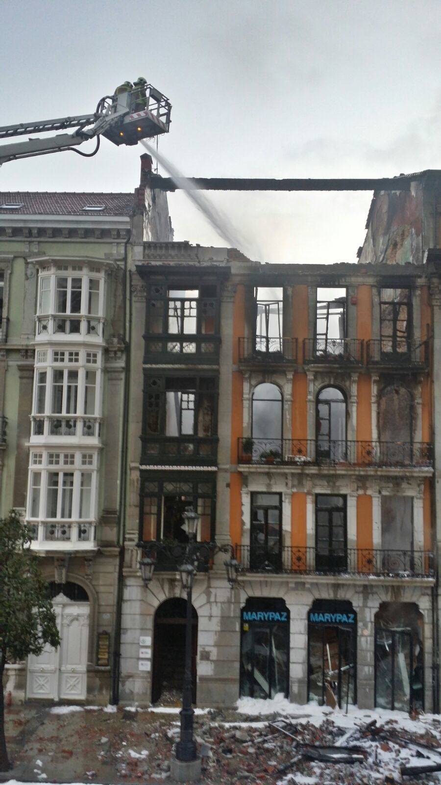 Continúan las tareas de enfriamiento tras el incendio de Oviedo