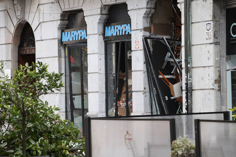 Continúan las tareas de enfriamiento tras el incendio de Oviedo