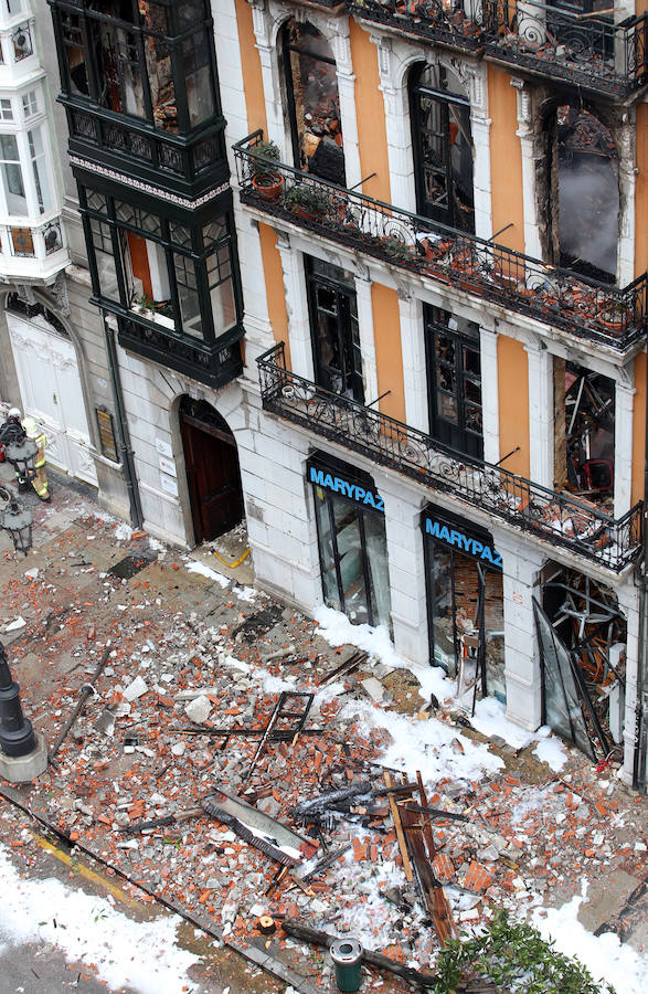 Continúan las tareas de enfriamiento tras el incendio de Oviedo