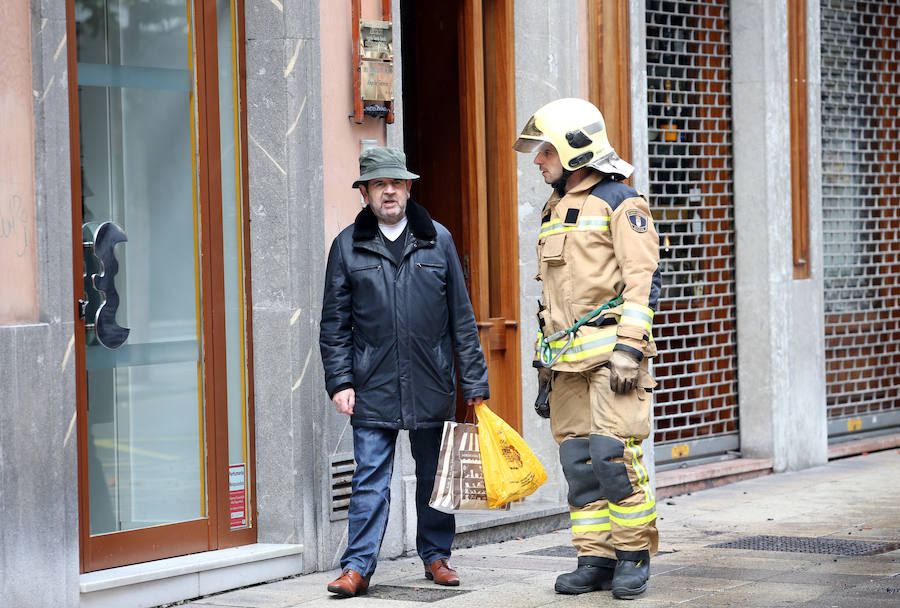 Continúan las tareas de enfriamiento tras el incendio de Oviedo