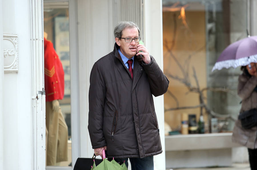 Continúan las tareas de enfriamiento tras el incendio de Oviedo