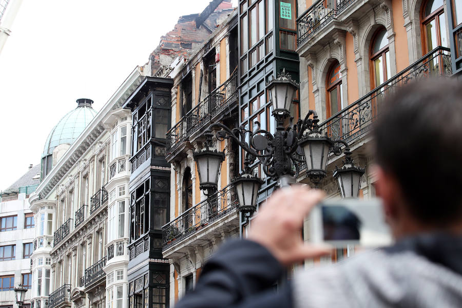 Continúan las tareas de enfriamiento tras el incendio de Oviedo