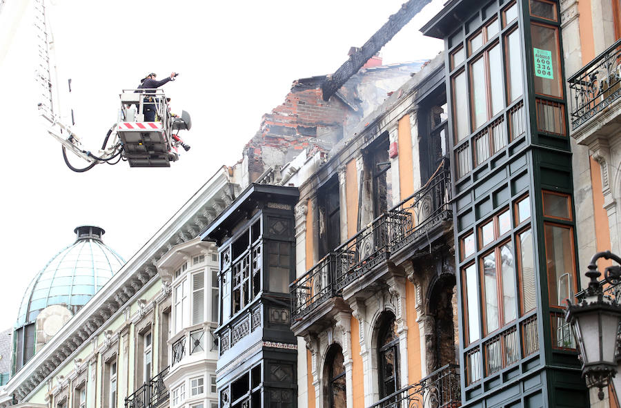 Continúan las tareas de enfriamiento tras el incendio de Oviedo
