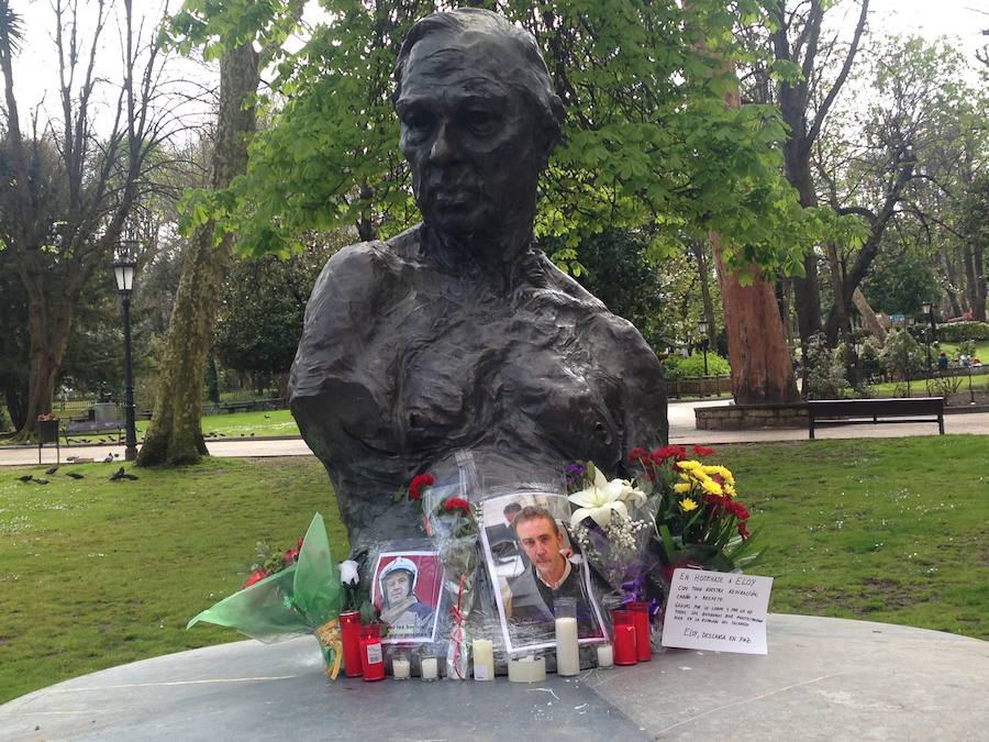 Velas en el parque San Francisco en recuerdo del bombero fallecido.