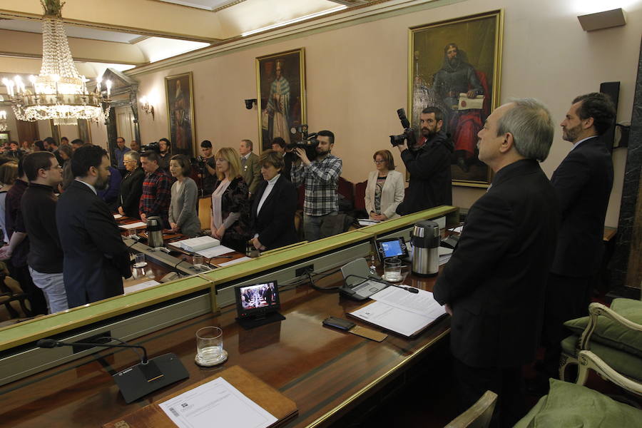 La Corporación municipal ha guardado un minuto de silencio en recuerdo del bombero fallecido en el incendio de la calle Uría.
