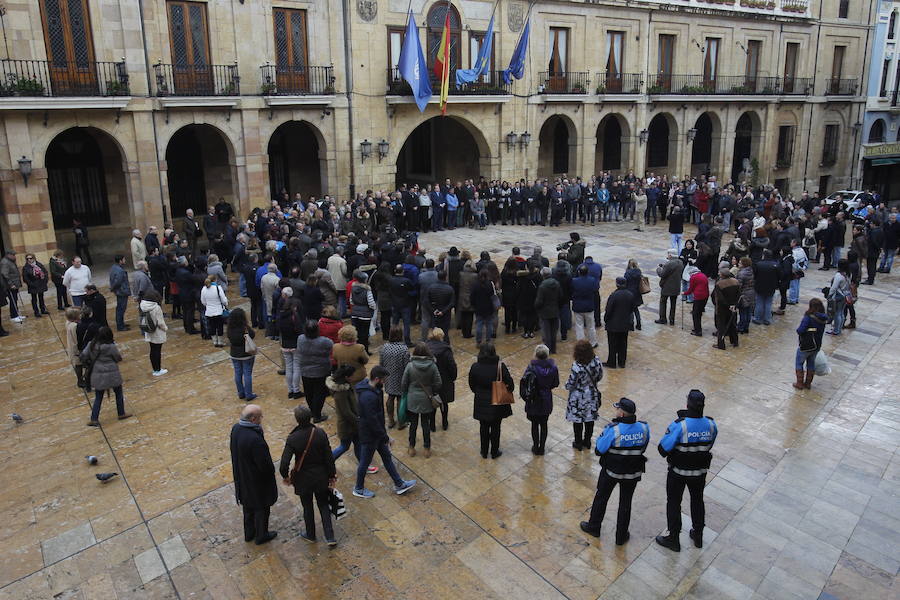 Numerosos vecinos se han concentrado ante el Ayuntamiento de Oviedo para expresar su consternación por la muerte de Eloy.