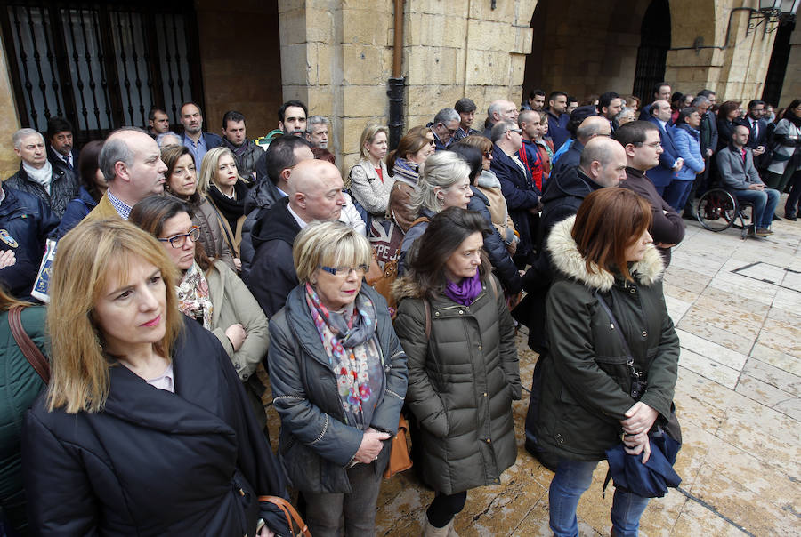 Numerosos vecinos se han concentrado ante el Ayuntamiento de Oviedo para expresar su consternación por la muerte de Eloy.