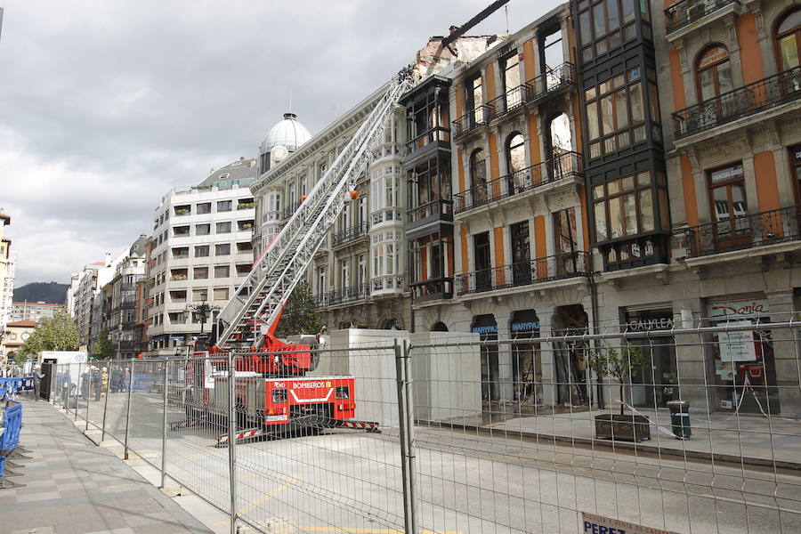 La calle Uría de Oviedo, acordonada tras el incendio