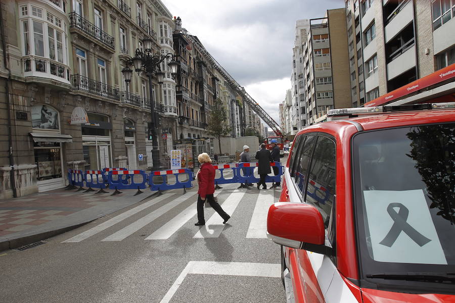 La calle Uría de Oviedo, acordonada tras el incendio