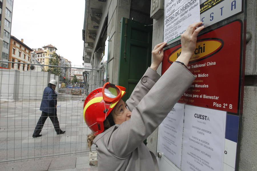 La calle Uría de Oviedo, acordonada tras el incendio