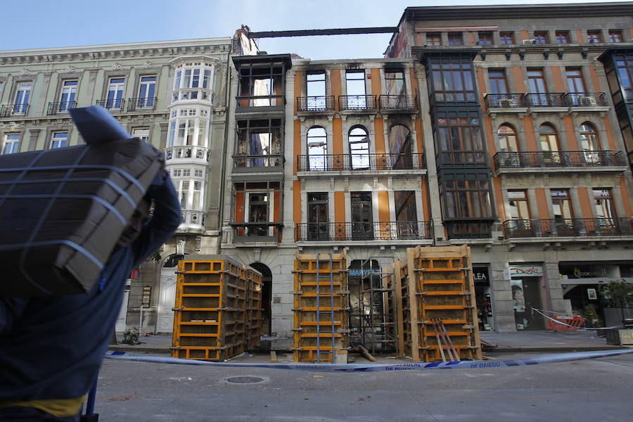 La calle Uría de Oviedo, acordonada tras el incendio