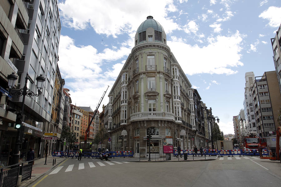 La calle Uría de Oviedo, acordonada tras el incendio