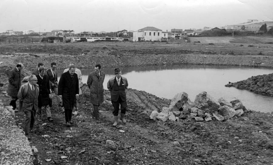 1968. Luis Adaro y Luis Argüelles Sánchez en un grupo que inspecciona las obras de adecuacion de los terrenos de La Güelga, donde se levantó el Pueblo de Asturias, creado en 1968 por iniciativa del Ayuntamiento y la Cámara de Comercio.