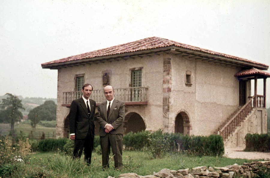 1972. Luis Argüelles Sánchez y el pintor Marola ante la Casa de los Valdés. Entre 1970 y 1975 se llevaron al museo dos casas hidalgas: la Casa de los Valdés (Candás, siglo XVII) y la Casa de los González de la Vega (Serín, Gijón, 1757). También se construyeron una casa campesina, un mazo para trabajar el hierro, un lagar de sidra y una bolera para la modalidad de 'cuatreada'.