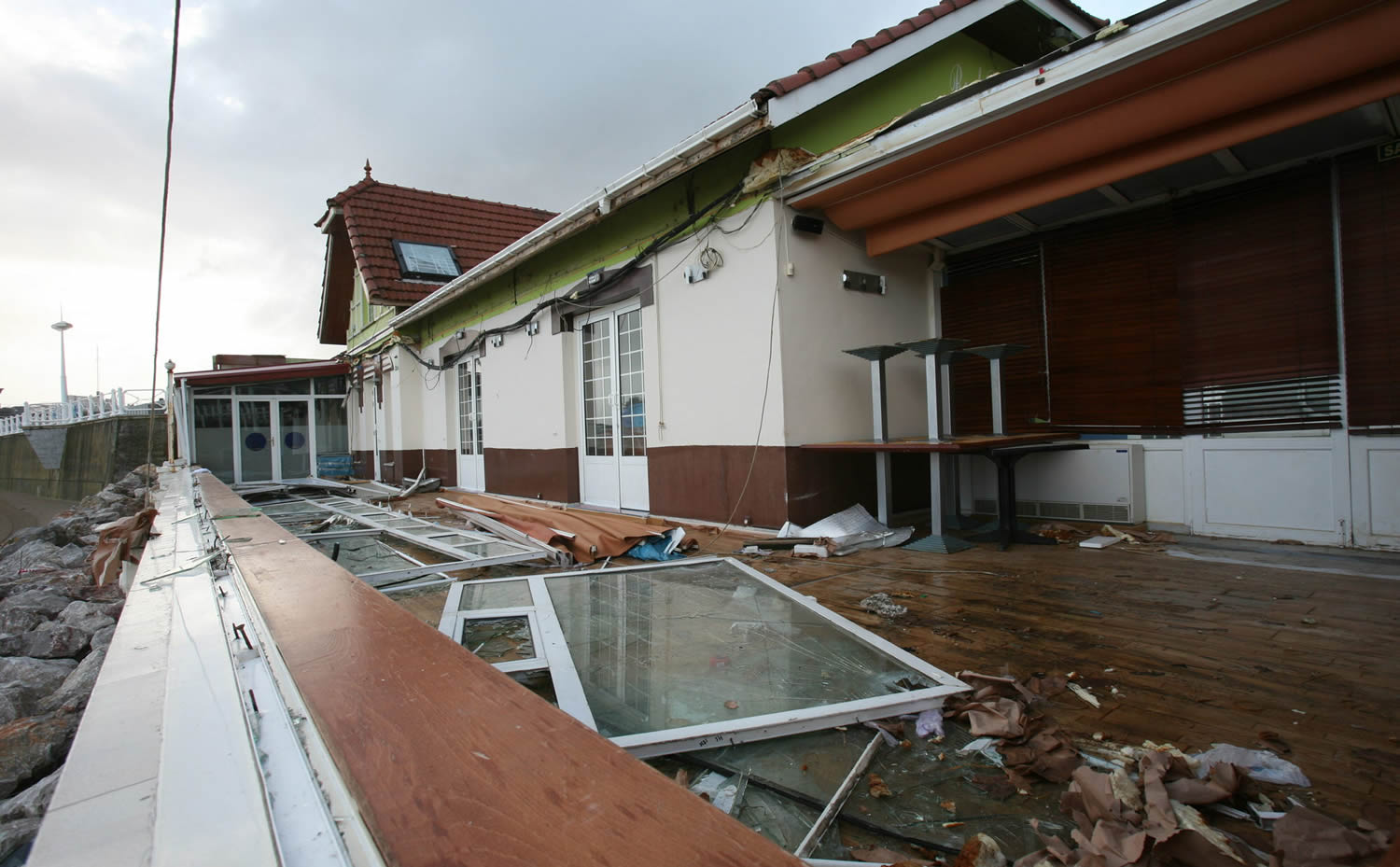 EL MAR. A pie del mar, el local se ha enfrentado a la furia de las olas en muchas ocaciones