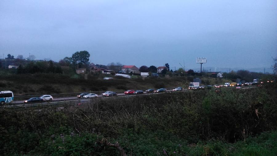 Segunda jornada de retenciones en la &#039;Y&#039; por las obras de reparación del pavimento