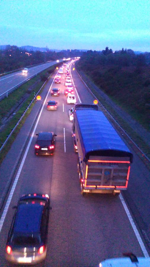 Segunda jornada de retenciones en la &#039;Y&#039; por las obras de reparación del pavimento