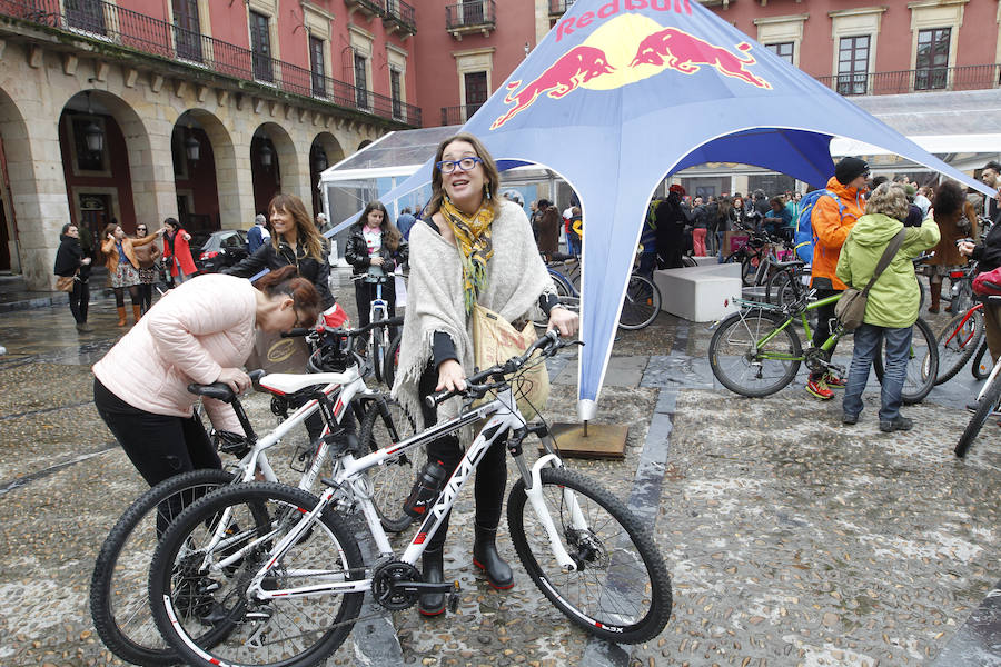 Ambiente festivo en la Plaza Mayor por el Gijón Sound Festival