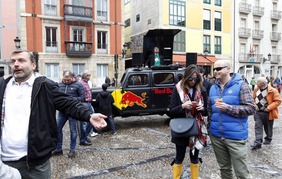 Ambiente festivo en la Plaza Mayor por el Gijón Sound Festival