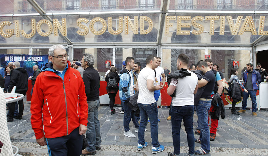 Ambiente festivo en la Plaza Mayor por el Gijón Sound Festival