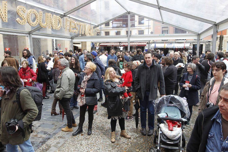 Ambiente festivo en la Plaza Mayor por el Gijón Sound Festival