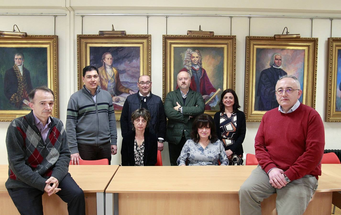 Siete campus con «necesidades diferentes». Julio Tascón Decano de la Facultad de Economía y Empresa (con barba, de pie) y directores de departamento