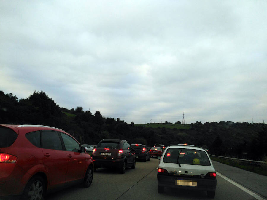 Retenciones kilométricas en la Y por las obras para tapar baches