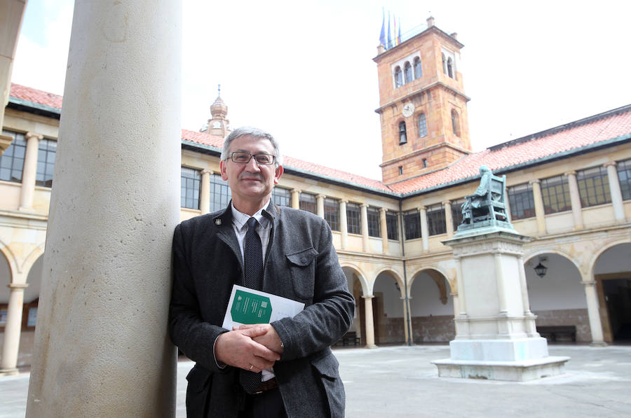 Santiago García Granda estrena su despacho de rector
