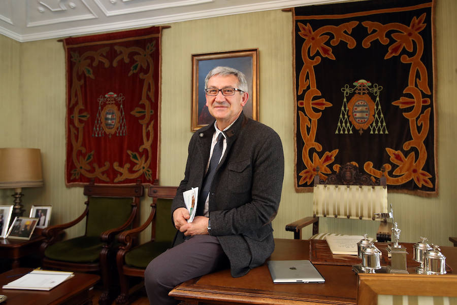 Santiago García Granda estrena su despacho de rector
