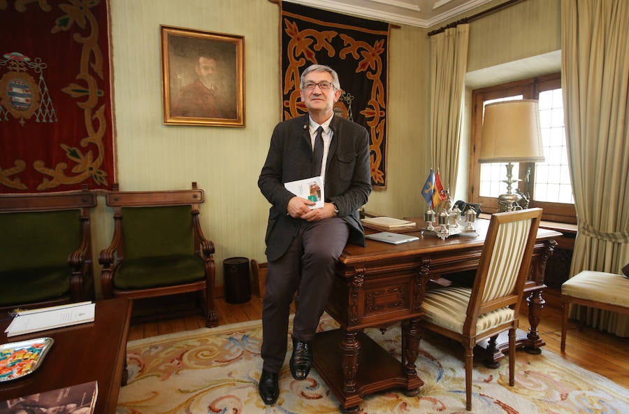 Santiago García Granda estrena su despacho de rector