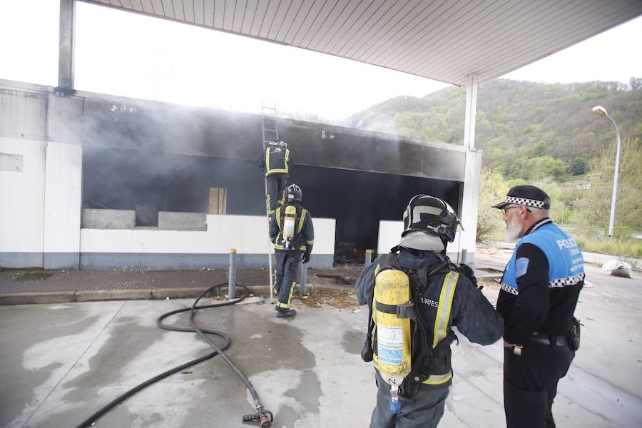 Las llamas destrozan una gasolinera abandonada en el polígono de La Florida