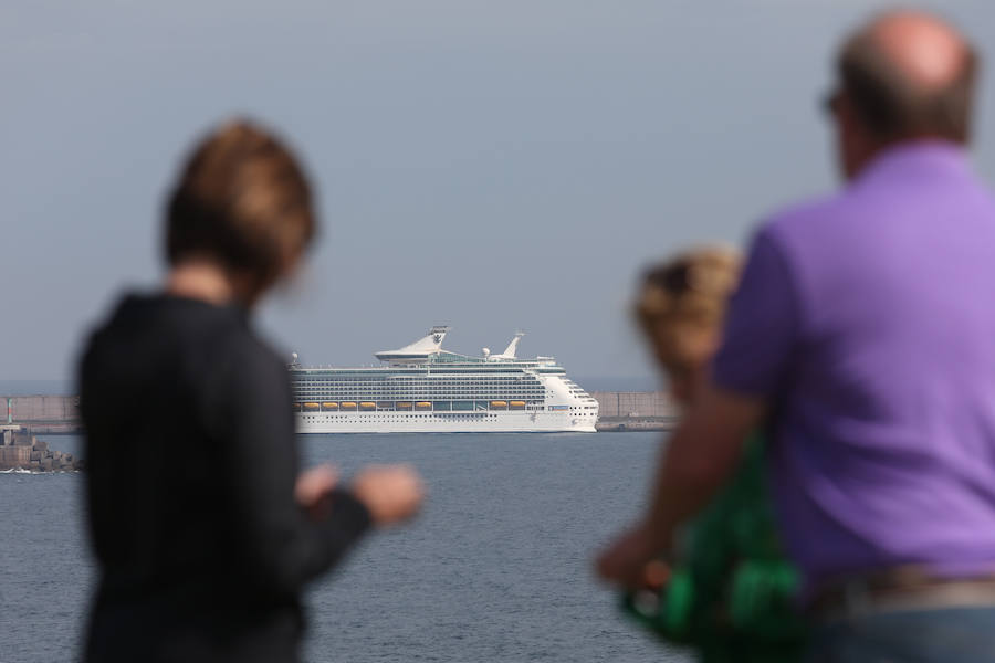 Primera escala gijonesa del &#039;Navigator of the Seas&#039;